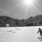 Skieur en train de descendre une piste